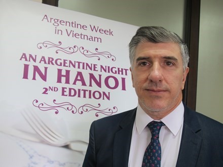 Trao tặng Huân chương Hữu nghị cho cựu Đại sứ Argentina tại Việt Nam  - ảnh 1